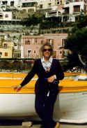 antonietta con le barche a positano