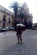 la piazza di Ragusa Ibla con la chiesa di S. Giorgio