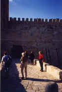 Antonietta entra nel castello di Sao Jorge