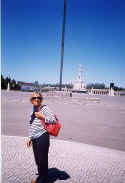 Antonietta sul piazzale di Fatima, sullo sfondo la chiesa eretta in onore dei tre pastorelli 