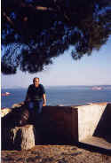sui merli del castello di  Sao Jorge,  con il fiume Tago sullo sfondo.
